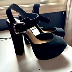 Steve Madden Black Suede platform pumps